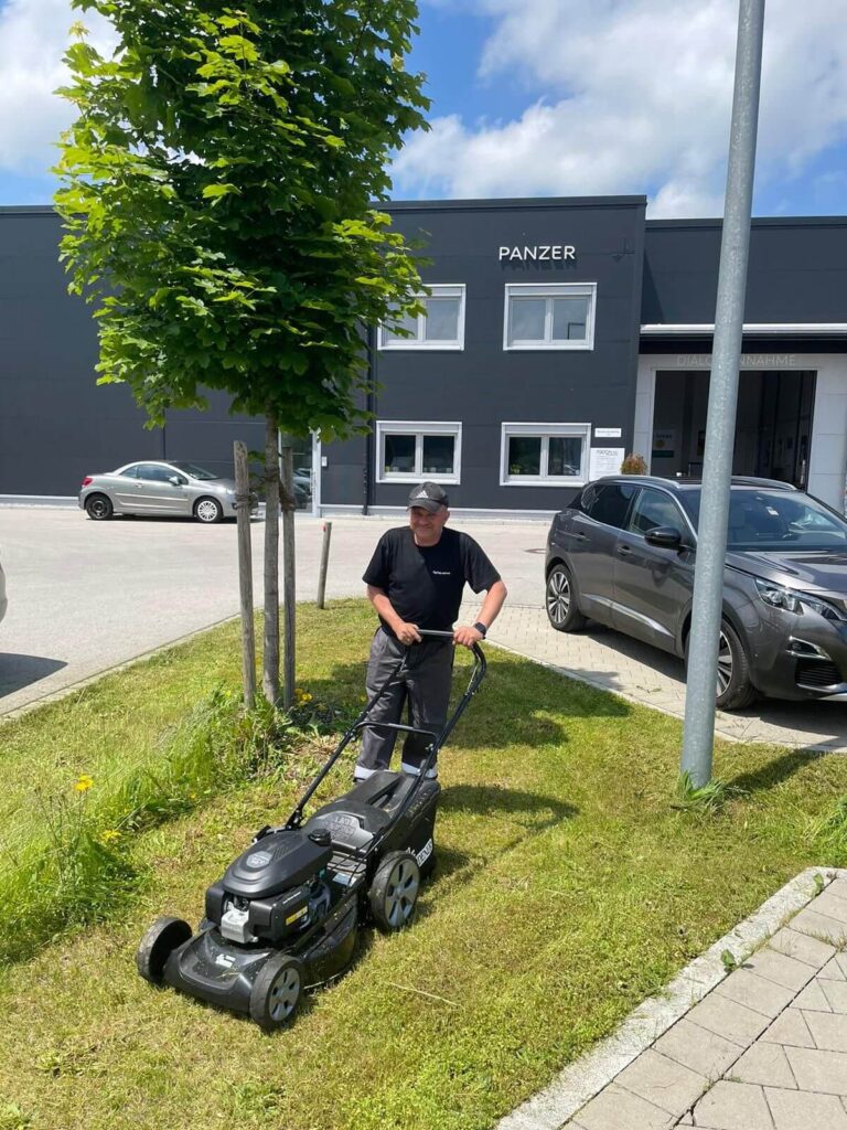Saubere Außenanlage nach Pflege durch Hausmeisterservice