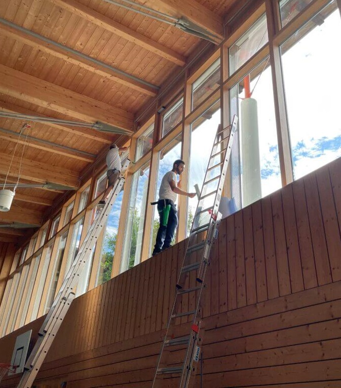 Gründliche Hallenreinigung von Glas & Glanz in einer Schule