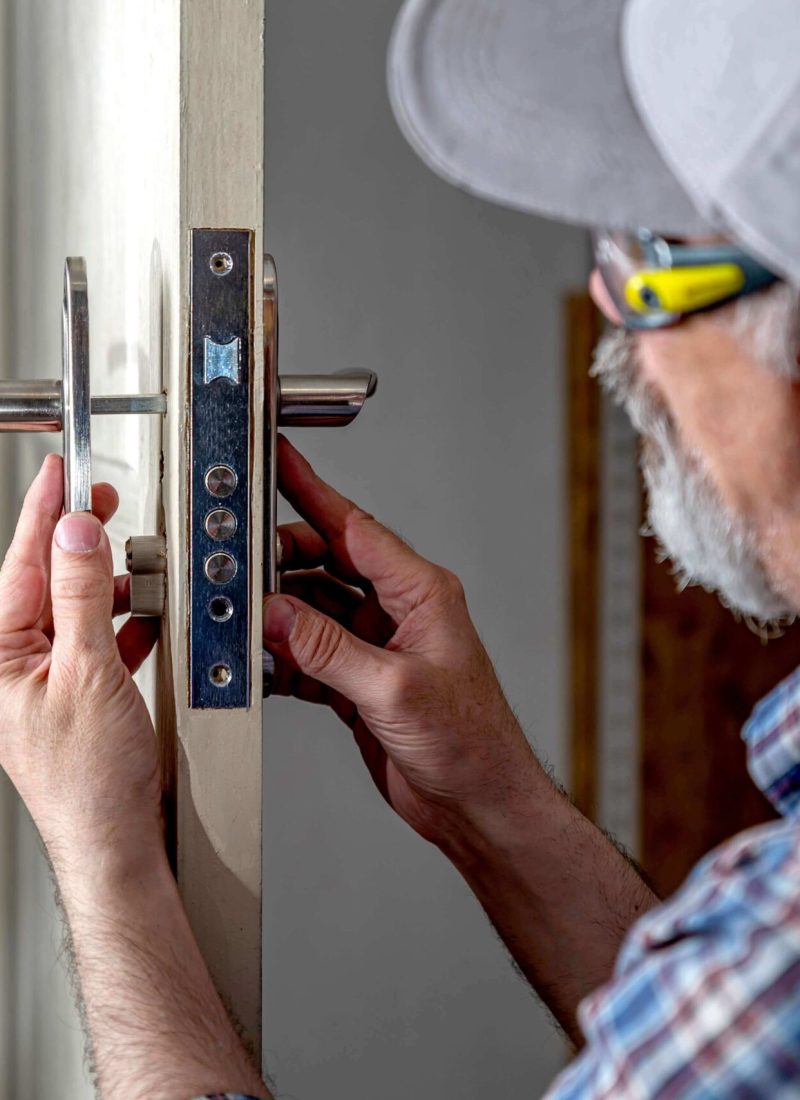 Hausmeister führt Reparatur in Wohnhaus in Traunstein durch